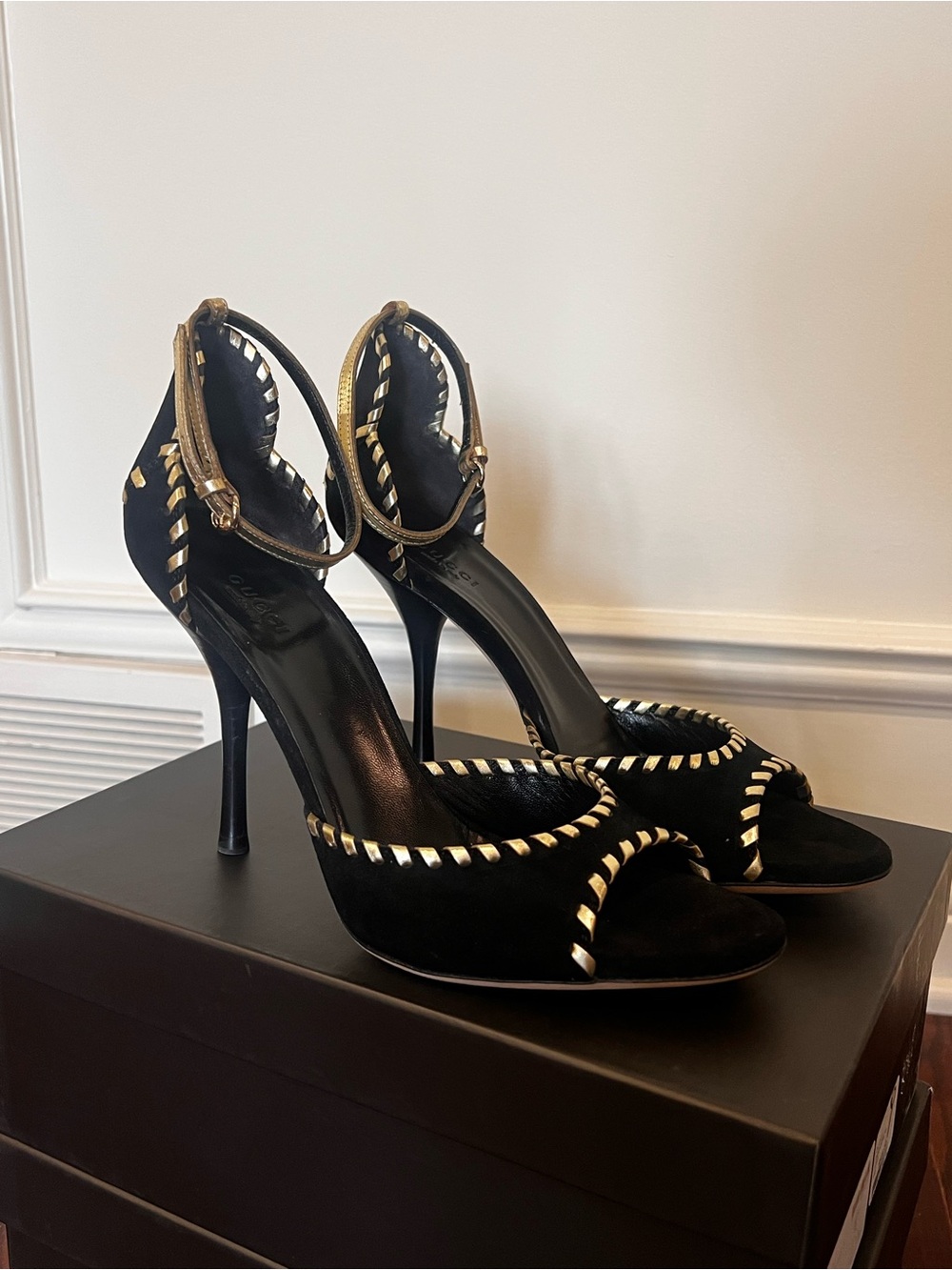 Gucci Black Suede Gold Whipstitch Peep Toe Ankle Strap Heels Y2K Old Money 9